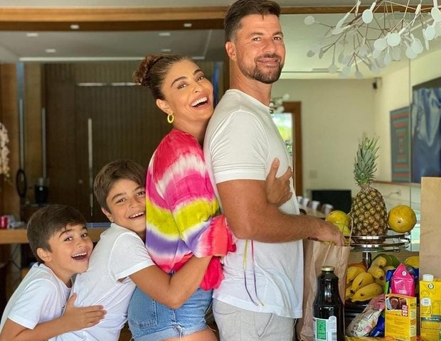 Juliana Paes com marido e filhos (Foto: Instagram)