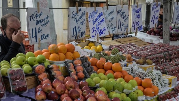 Boa parte da inflação de 2022 vai ser influenciada pela alta de preços de 2021, diz André Braz, da FGV (Foto: AFP via BBC News)