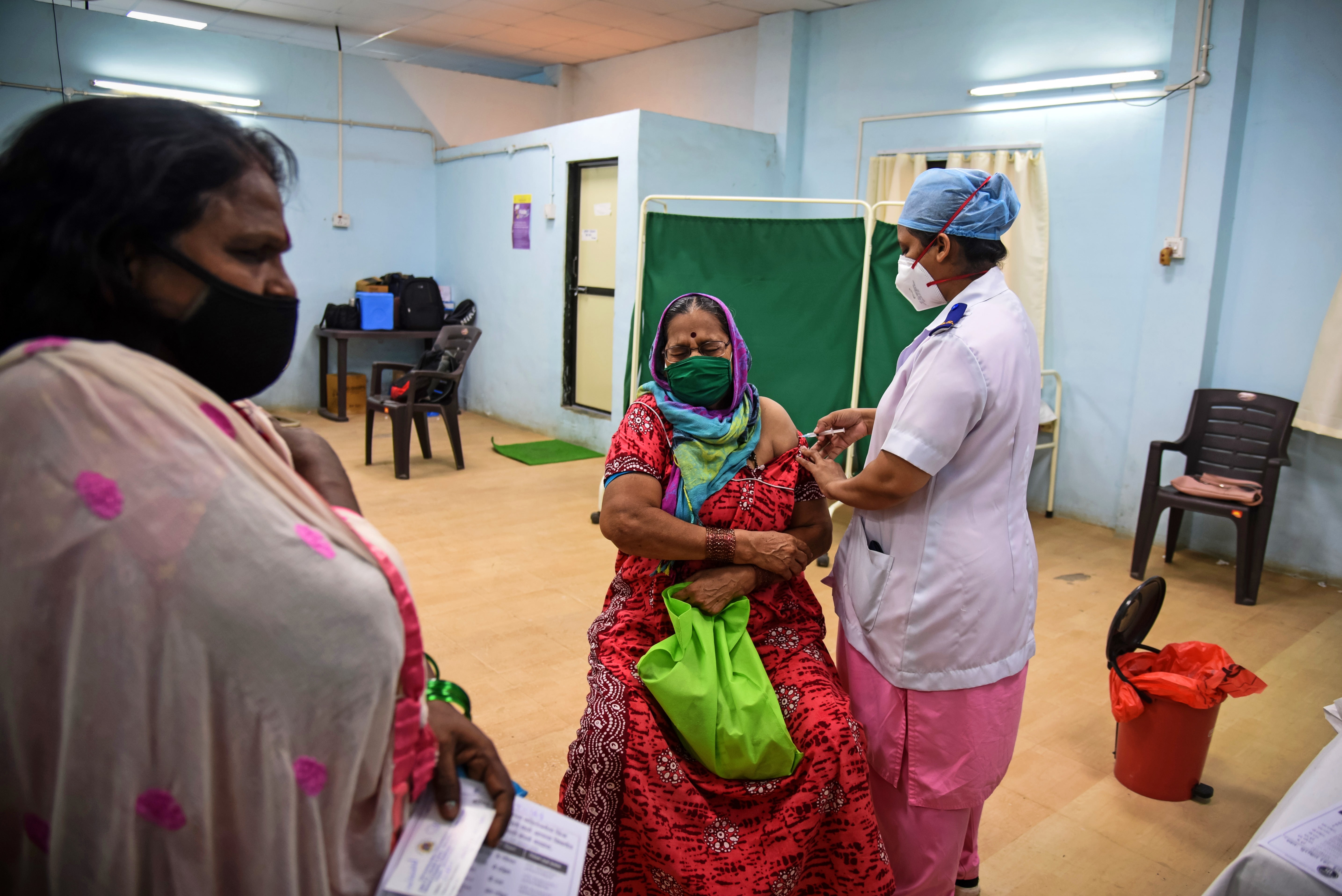 MUMBAI, INDIA - APRIL 29: People receive their Covid-19 vaccines at a mass vaccination center on April 29, 2021 in Mumbai, India. With recorded cases crossing 380,000 a day and 3000 deaths in the last 24 hours, India has more than 2 million active cases o (Foto: Getty Images)