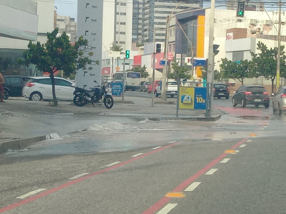 Intenso vazamento de água deixa trânsito lento na Pituba, em Salvador — Foto: Reprodução/Transalvador