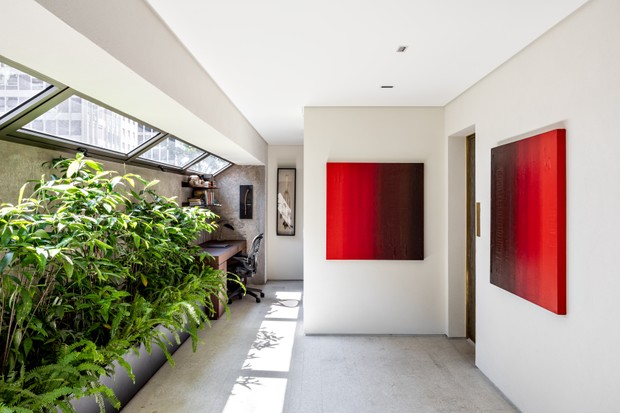 Apê de 160 m² tem cores sóbrias, iluminação natural e vista privilegiada para São Paulo (Foto: Fran Parente)