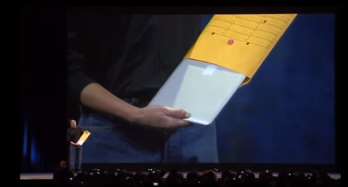MacBook Air foi apresentado por Steve Jobs dentro de um envelope (Foto: Reprodução/Apple)