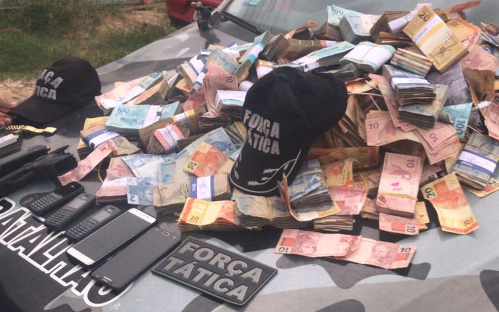 Dinheiro que seria roubado do banco foi apreendido. (Foto: Divulgação/ Polícia Militar)