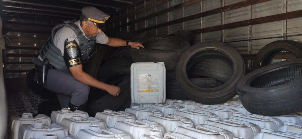 Homem é preso com 10 mil litros de defensivos agrícolas do Paraguai, em Presidente Prudente (SP) — Foto: Polícia Rodoviária