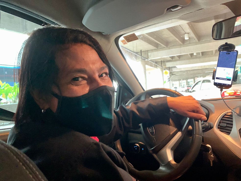 Neide Nascimento é motorista de aplicativo há dois anos e meio — Foto: Patrícia Basilio, g1