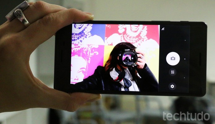 Xperia X traz uma câmera de 13 megapixels frontal (Foto: Luciana Maline/TechTudo) (Foto: Xperia X traz uma câmera de 13 megapixels frontal (Foto: Luciana Maline/TechTudo))