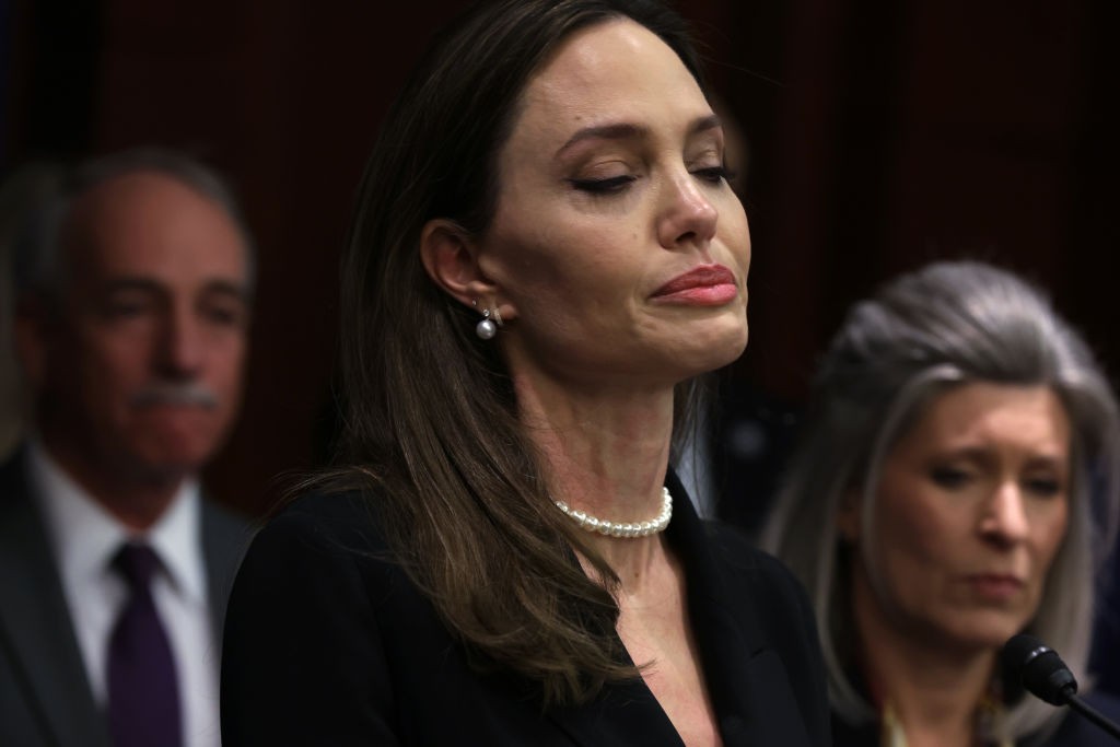 WASHINGTON, DC - FEBRUARY 09:  Actress Angelina Jolie speaks during a news conference at the U.S. Capitol February 9, 2022 in Washington, DC. A group of bipartisan U.S. senators held a news conference to announce a bipartisan modernized Violence Against W (Foto: Getty Images)