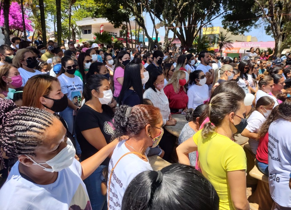Itaí realiza cerimônia em homenagem às vítimas de acidente entre ônibus e caminhão — Foto: Mike Adas/ Tv Tem 