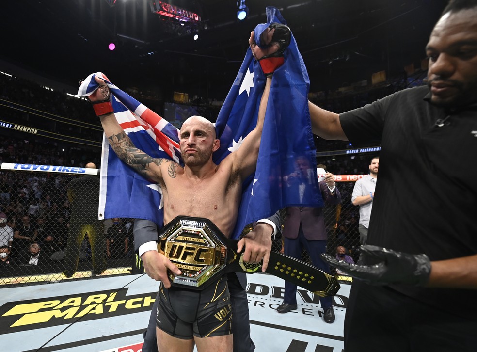 Alexander Volkanovski defendeu o cinturão peso-pena no UFC 266 — Foto: Getty Images
