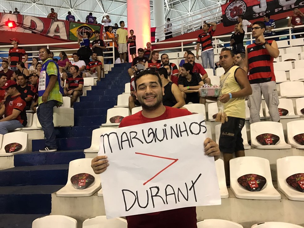 Torcedor se empolga e coloca Marquinhos melhor que Kevin Durant, do Golden State, da NBA (Foto: Gabriel Fricke)