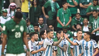 Atacante Lautaro Martinez comemora com os companheiros gol que acabou sendo anulado por impedimento pelo VAR — Foto: KIRILL KUDRYAVTSEV/AFP