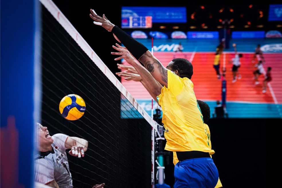 Ataque japonês não consegue superar o bloqueio duplo brasileiro — Foto: Divulgação/FIVB