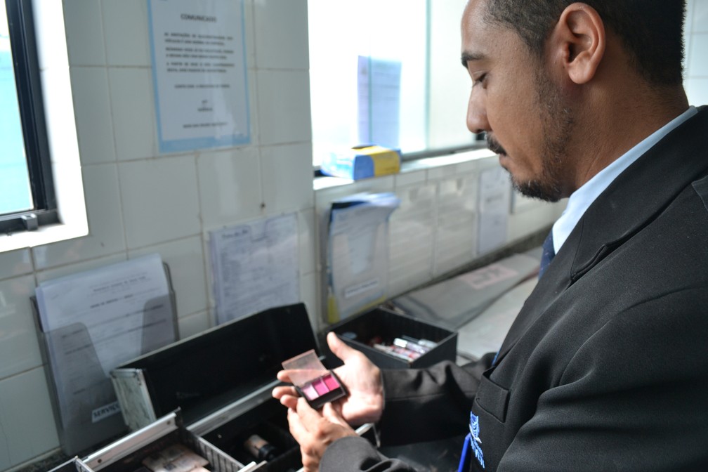 Agente funer�rio escolhe as cores da maquiagem de acordo com os pedidos dos familiares (Foto: Maiara Barbosa/G1)