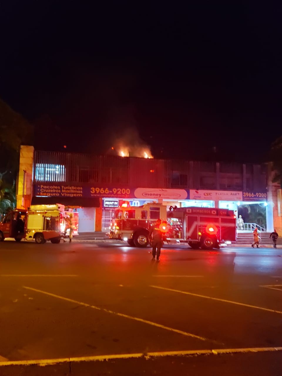Bombeiros apagam fogo em telhado de prédio comercial no DF