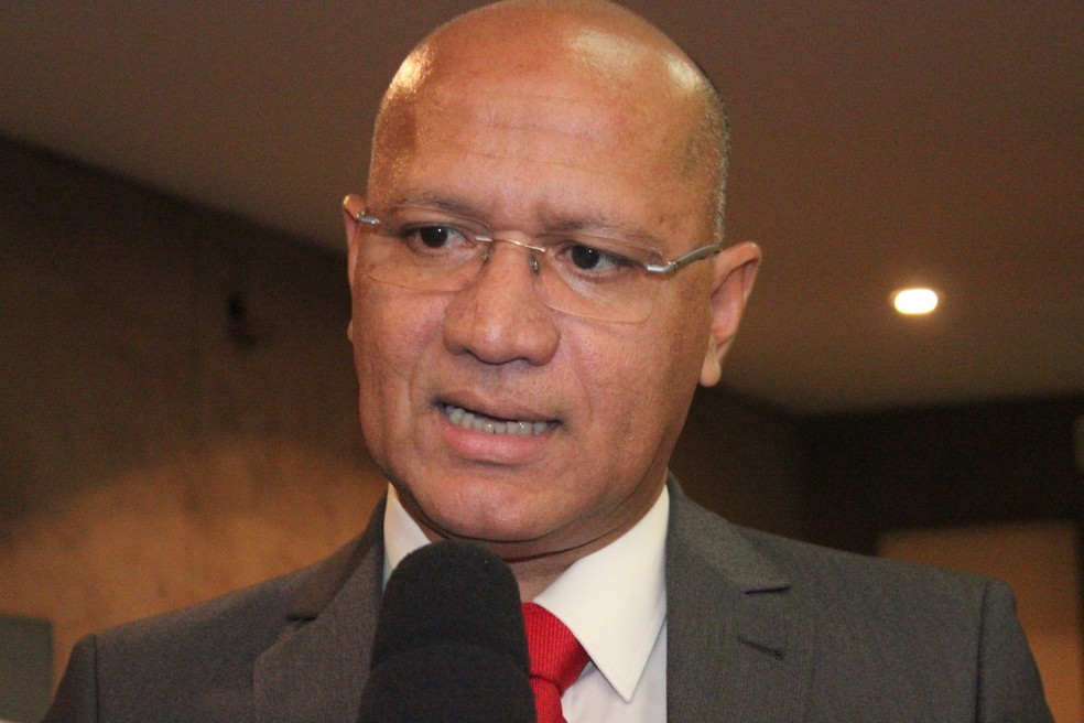 Secretário Franzé Silva disse que pretende demitir os funcionários irregulares (Foto: G1 Pi)