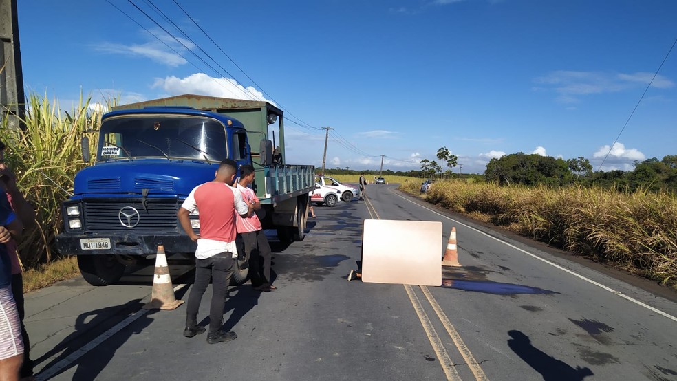 Motociclista caiu no meio da via após acidente com caminhão — Foto: Divulgação/BPRv