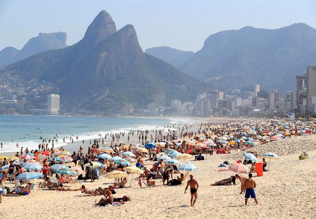 Praia lotada durante primeiro sábado olímpico no Rio (Foto: EFE/EPA/BARBARA WALTON)