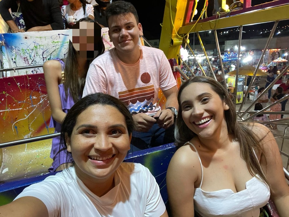 Marly (de camisa branca, à esquerda), a filha (ao lado), o genro (acima) e a prima do genro momentos antes do acidente no brinquedo. — Foto: Arquivo pessoal