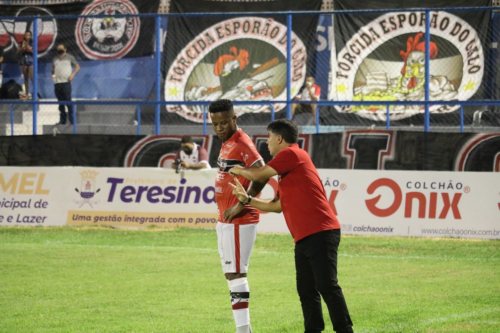 Juninho Arcanjo e o técnico Wallace Lemos  — Foto: Julio Costa/RiverAC 