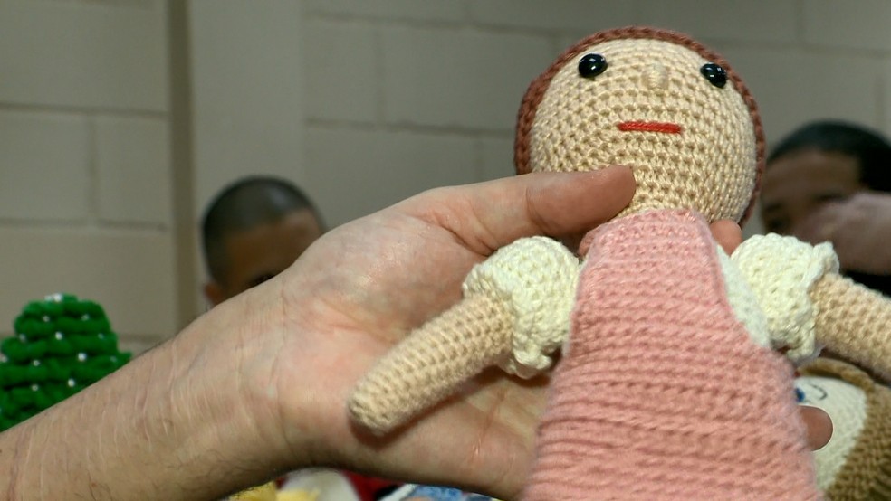 Presos ajudam na produção de bonecas, no ES  — Foto: Luciney Araújo/ TV Gazeta 