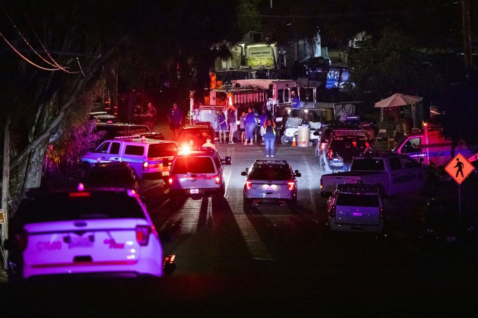 Polícia chega a parque em Gilroy, na Califórnia, após disparos deixarem mortos e feridos no domingo (28)  — Foto: Philip Pacheco / AFP