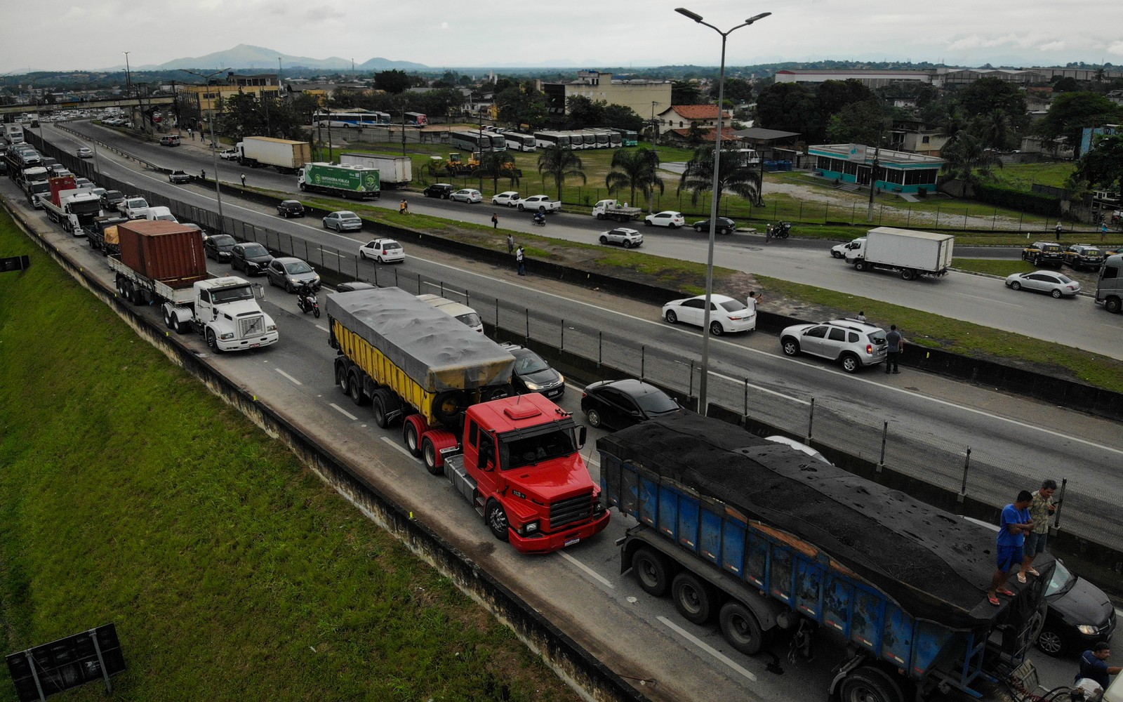Caminhoneiros bolsonaristas fecham trecho da BR-101 em Itaboraí — Foto: Brenno Carvalho/Agência O Globo