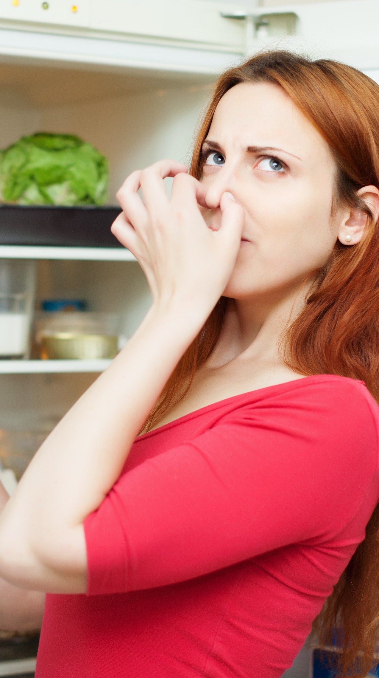 Cheiro estranho ao abrir a geladeira? Veja como limpar por dentro