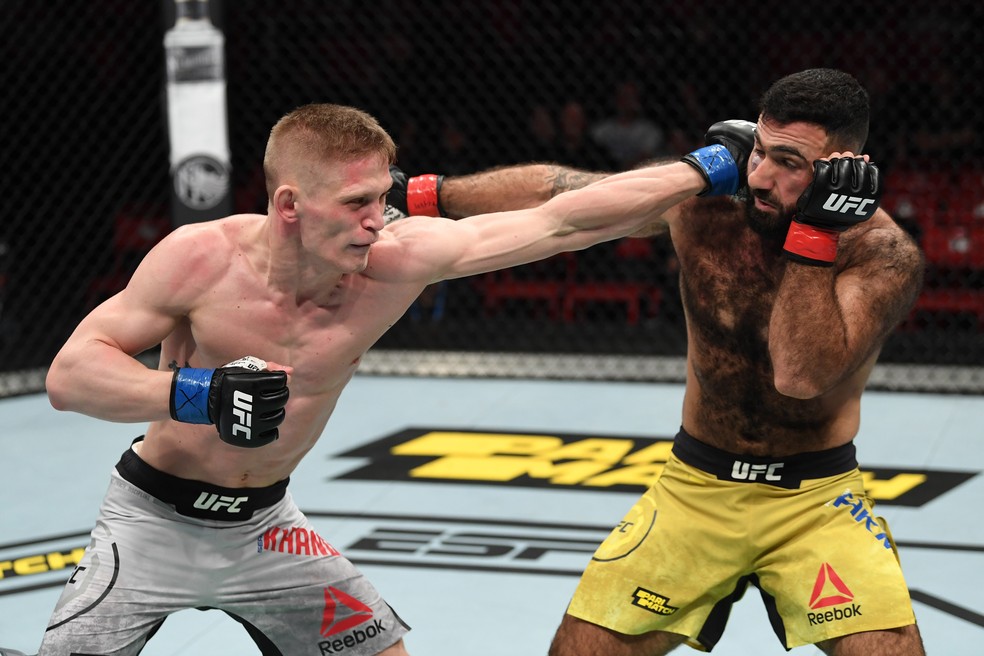 Sergey Khandozhko golpeia Rostem Akman no UFC Estocolmo â?? Foto: Getty Images