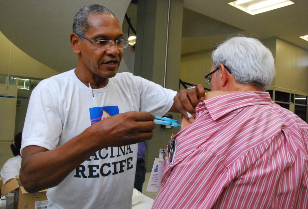 Vacinação contra a gripe no Recife tem início nesta segunda-feira (20) para grupos prioritários, como os idosos (Foto: Inaldo Lins/Prefeitura do Recife/Divulgação)