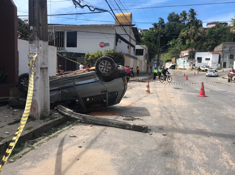 Carro capotou na Rua Trairi, em Petrópolis — Foto: Ayrton Freire / Intertv Cabugi
