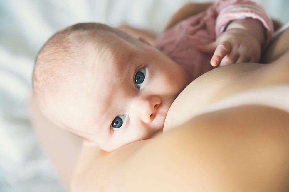É muito importante amamentar a criança até 2 anos ou mais, oferecendo somente o leite materno até 6 meses — Foto: iStock Getty Images
