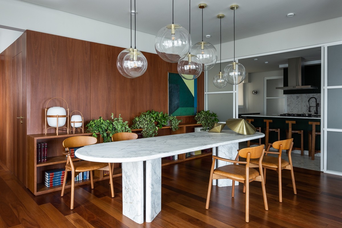 Décor do dia: sala de jantar sofisticada com esquadria branca e painel ...