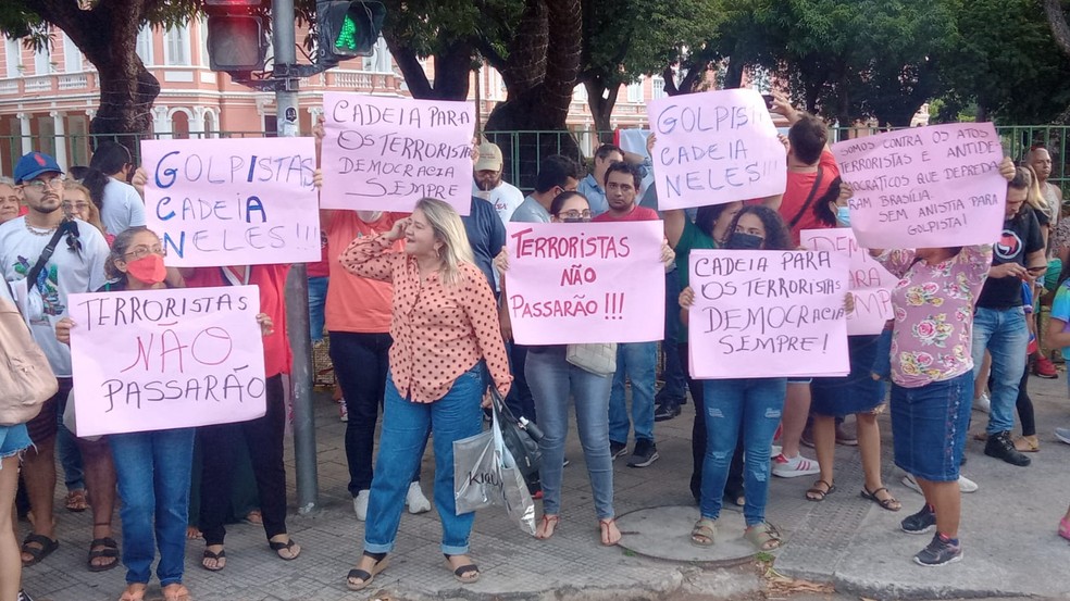 Manifestantes se reúnem a favor da democracia em Fortaleza. — Foto: Alessandro Torres/TV Verdes Mares
