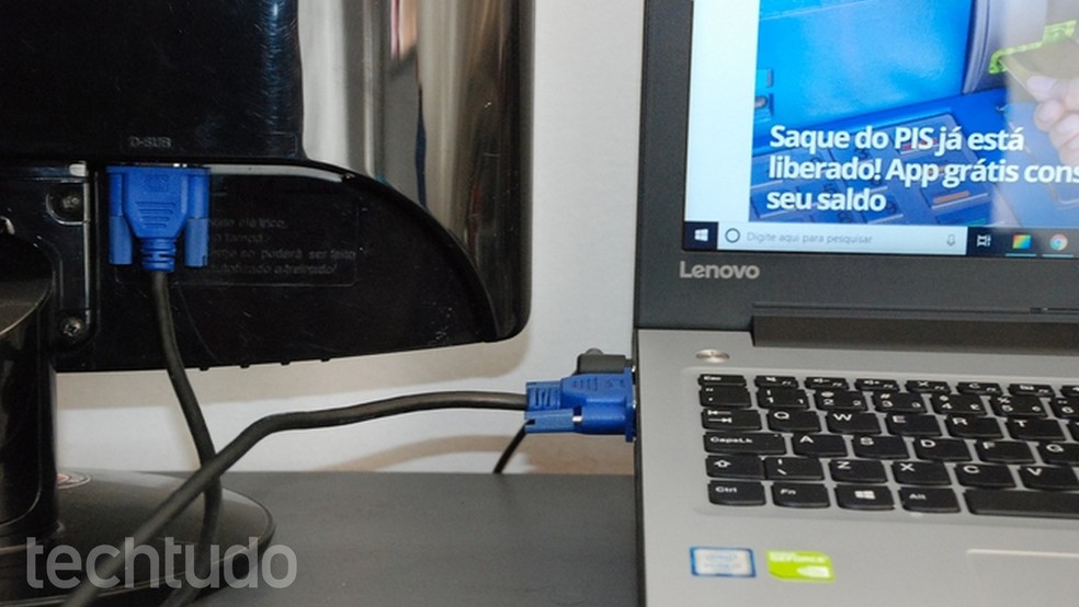 Conexão de monitor externo ao computador por meio de porta VGA — Foto: Raquel Freire/TechTudo