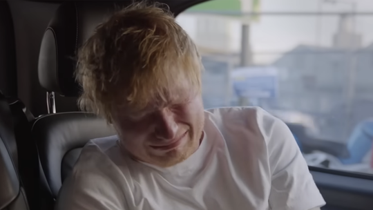 Vídeo: Ed Sheeran cai no choro ao falar da doença da mulher em documentário
