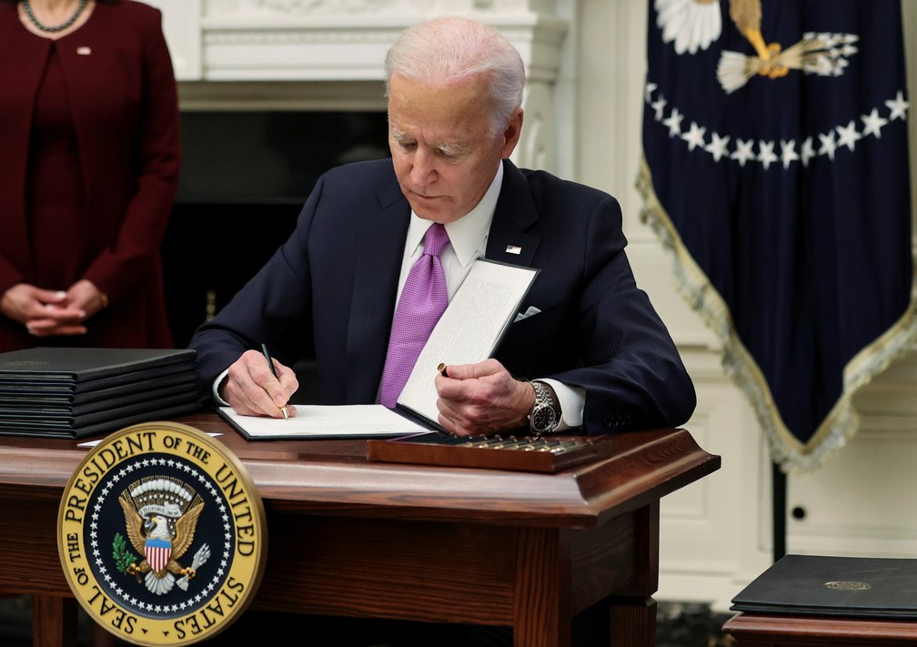 Joe Biden, presidente dos EUA, assina decretos nesta quinta-feira (21) na Casa Branca — Foto: Jonathan Ernst/Reuters