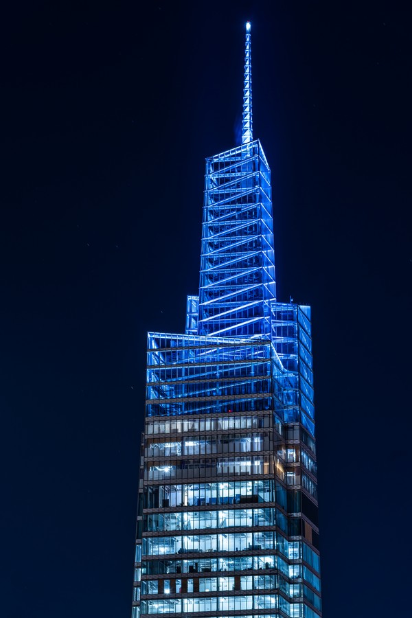 Seen here is One Vanderbilt, a Midtown Manhattan skyscraper with a roof height of 1,301 feet and a spire reaching to 1,401 feet. The building, located next to Grand Central Terminal, opened in 2020 for commercial tenants and includes an observatory. (Foto: Getty Images)