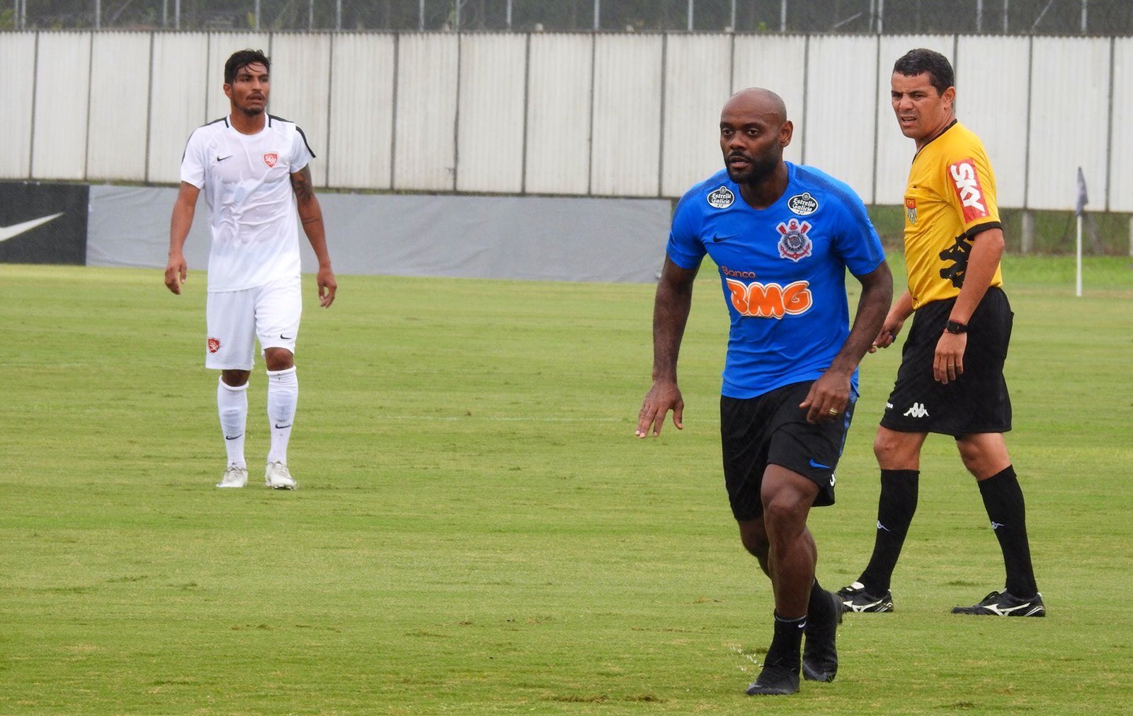 Corinthians vence jogo-treino com gol de Vagner Love e assistência de Boselli; argentino perde pênalti