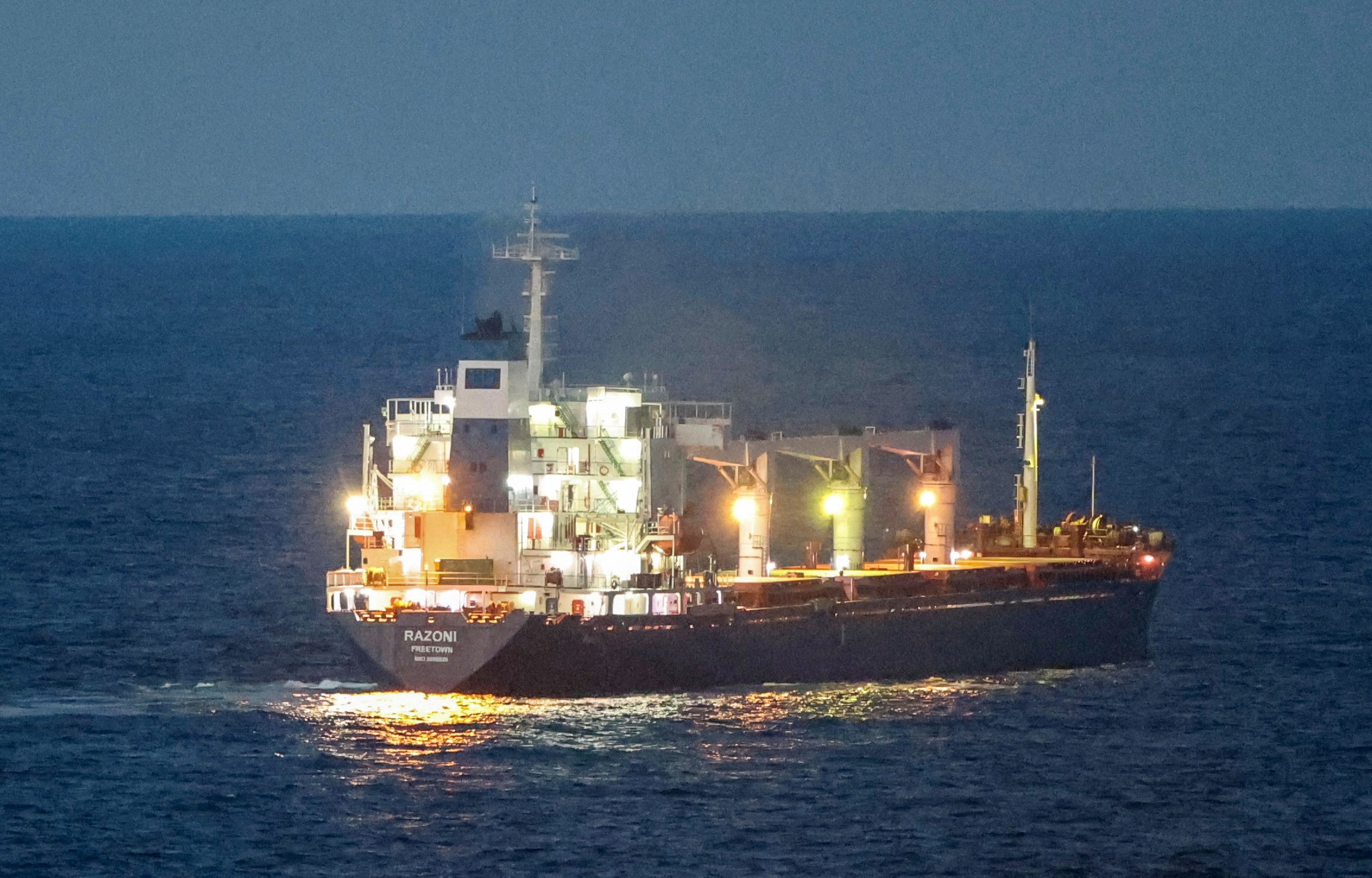 Navio cargueiro Razoni, de bansdeira de Serra Leoa, navega no Mar Negro, perto de Istambul, enquanto transporta grãos ucranianos  (Foto: REUTERS/Yoruk Isik)