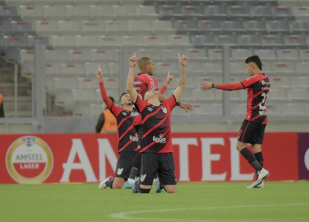 Athletico x Libertad; jogadores comemoram um dos gols — Foto: Staff Images / CONMEBOL