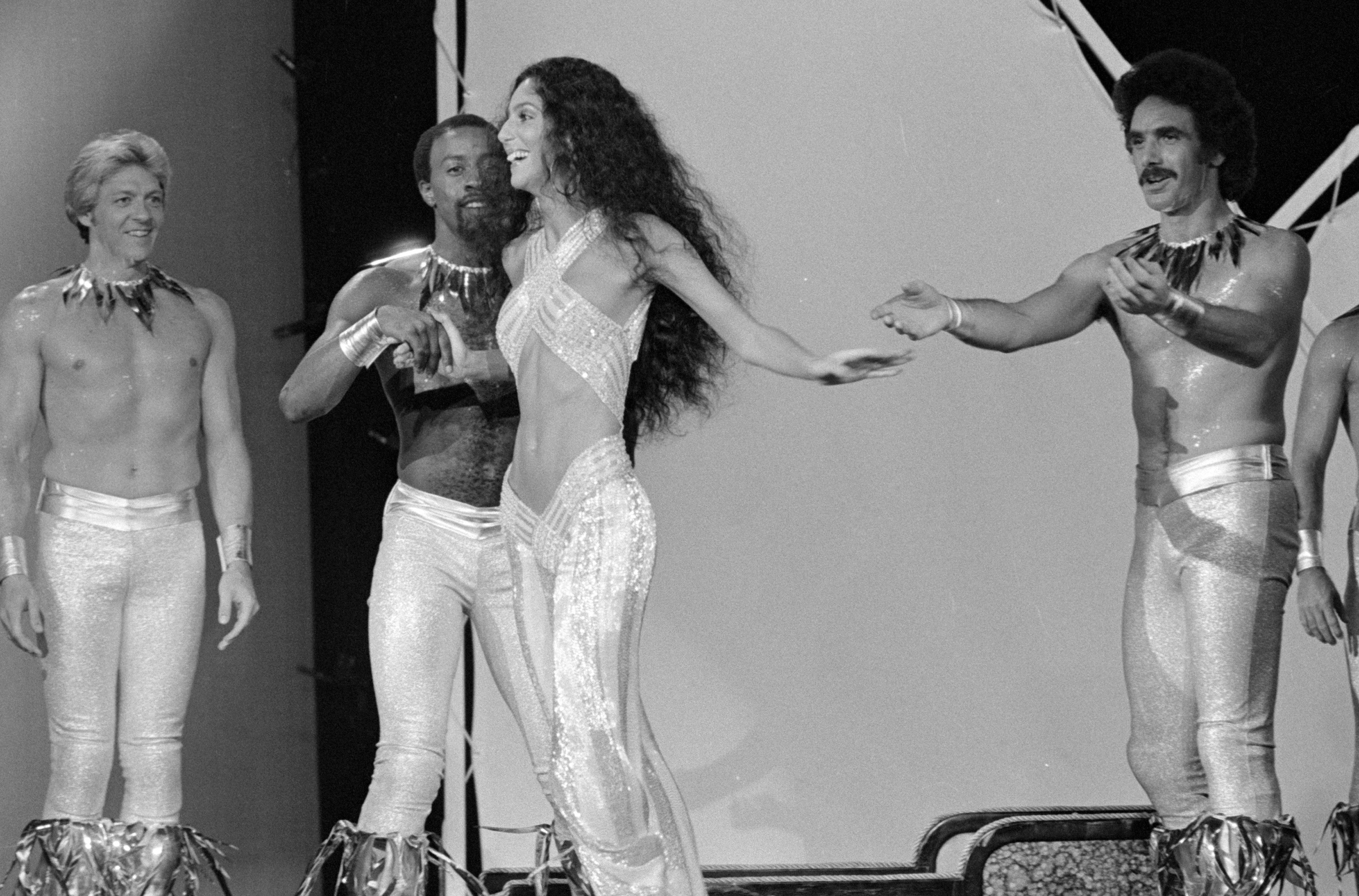 Cher durante THE ROCK MUSIC AWARDS, em 1975 (Foto: Getty Images)