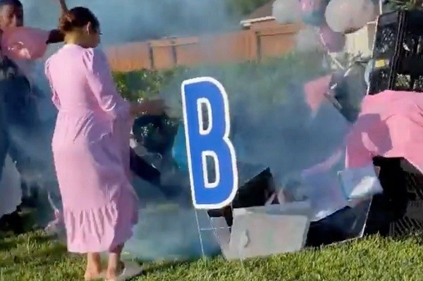 Cena do vídeo mostrando a mescla do chá de revelação de sexo de bebê com o desafio da caixa de leite (Foto: Twitter)
