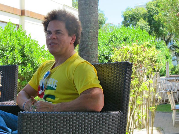 Romero Britto em Guarujá, no litoral de São Paulo, falando sobre a carreira (Foto: Mariane Rossi/G1)
