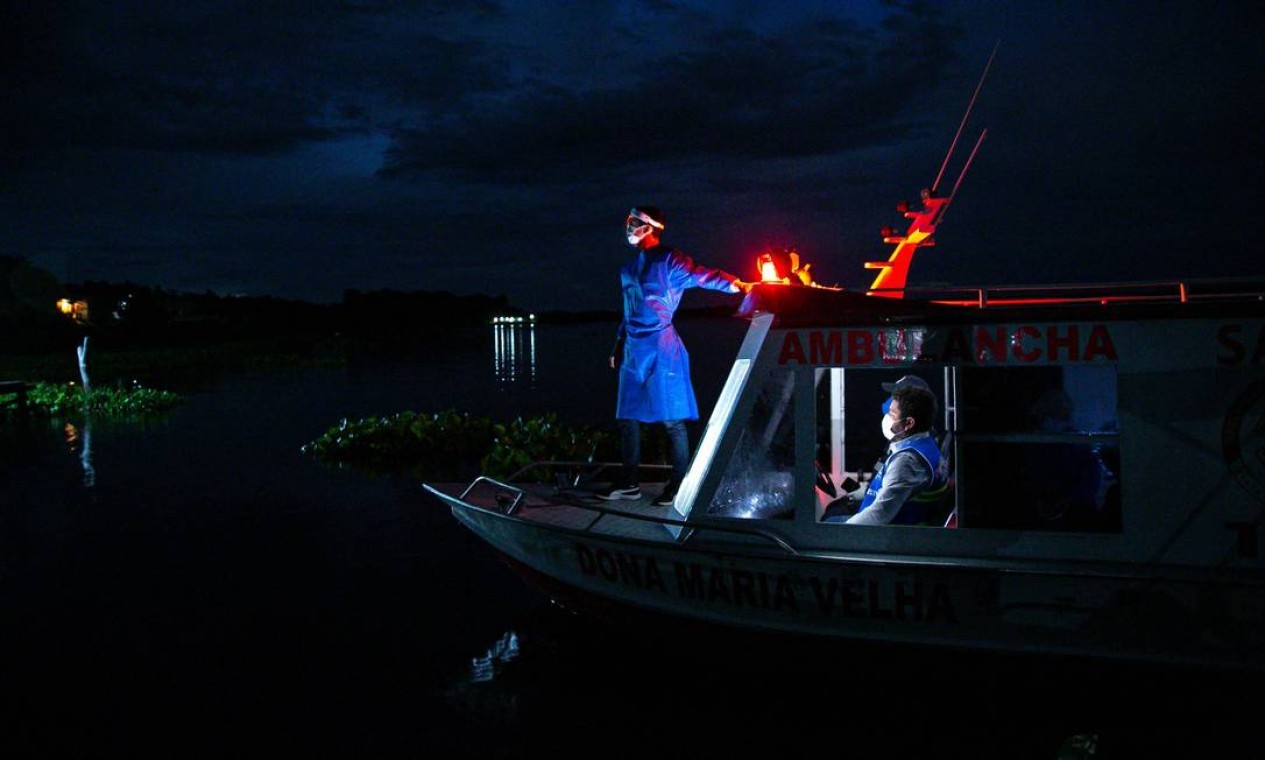 Profissionais de saúde do governo viajam de barco para visitar uma comunidade ribeirinha de Santa Maria, a fim de testar os moradores como uma medida contra a pandemia de coronavírus no sudoeste da ilha de Marajó, no Pará — Foto: TARSO SARRAF / AFP