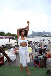Raissa Santana na sun set party do Flutuante | Foto: Gianne Carvalho