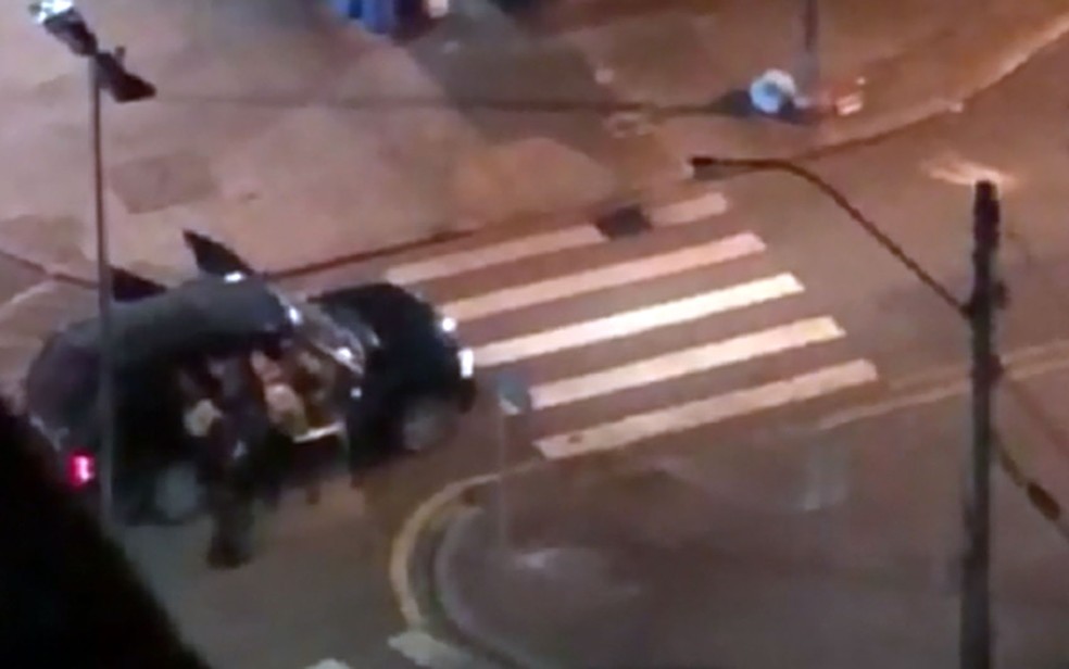 Grupo armado durante ação em Piracicaba (Foto: Reprodução/EPTV)