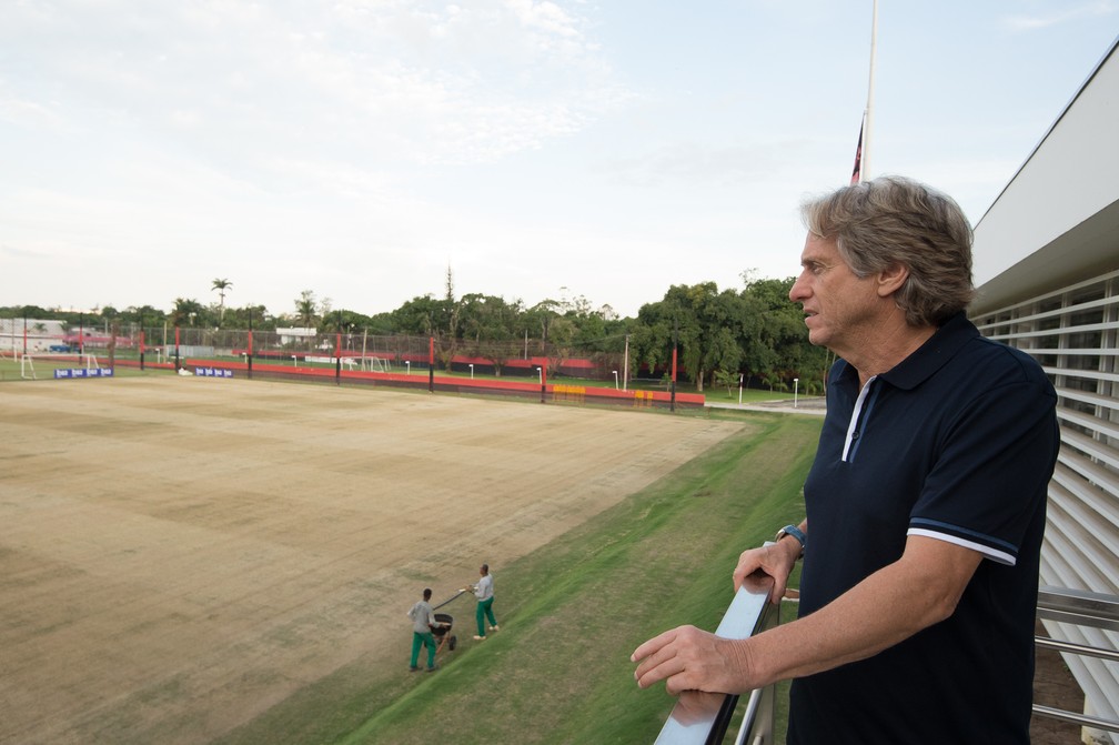 Jorge Jesus observa os campos do Ninho do Urubu. O número 1 passou por uma troca para a grama de inverno — Foto: Alexandre Vidal / Flamengo