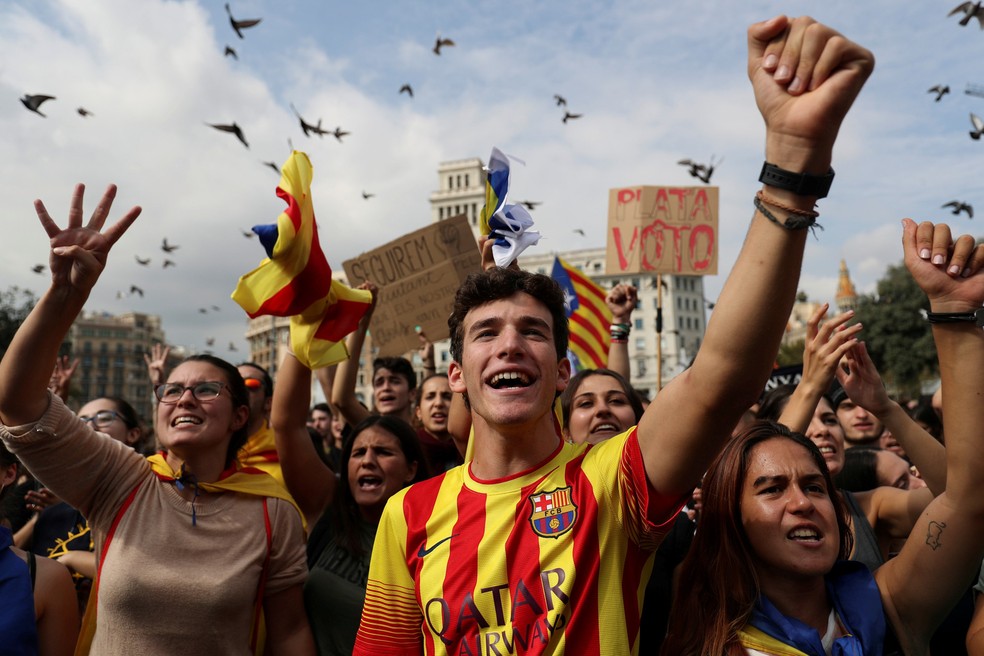 Pessoas participam de um protesto no dia seguinte ao referendo sobre a independência da Catalunha em Barcelona, na Espanha (Foto: Susana Vera/Reuters)