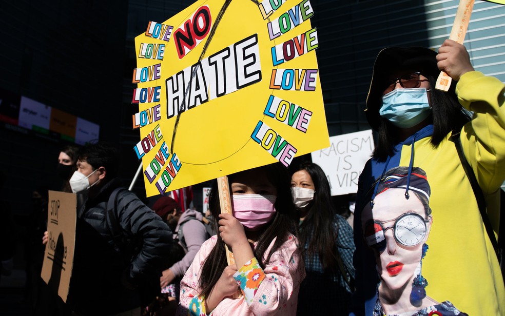 Phoebe Yang, de 6 anos, marcha ao lado de Xuemei Li em manifestação contra a violência direcionada a asiáticos nos EUA, em Detroit, no sábado (27) — Foto: Nicole Hester/Ann Arbor News via AP