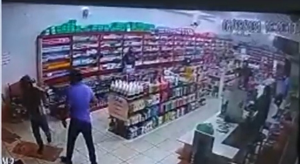 Idoso de 65 anos é agredido com tapas e socos por atendente de farmácia no sul da Bahia — Foto: Reprodução / TV Santa Cruz